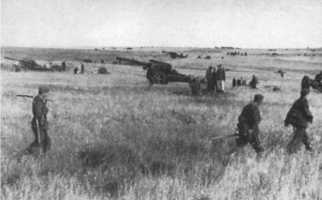 German artillery soldiers at a battery of 15-cm sFH 18 (schwere Feldhaubitze 18) heavy field howit-zers during the battle of the Don Bend.